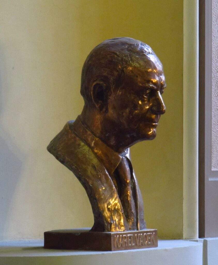Karel Vacek Büste seitlich